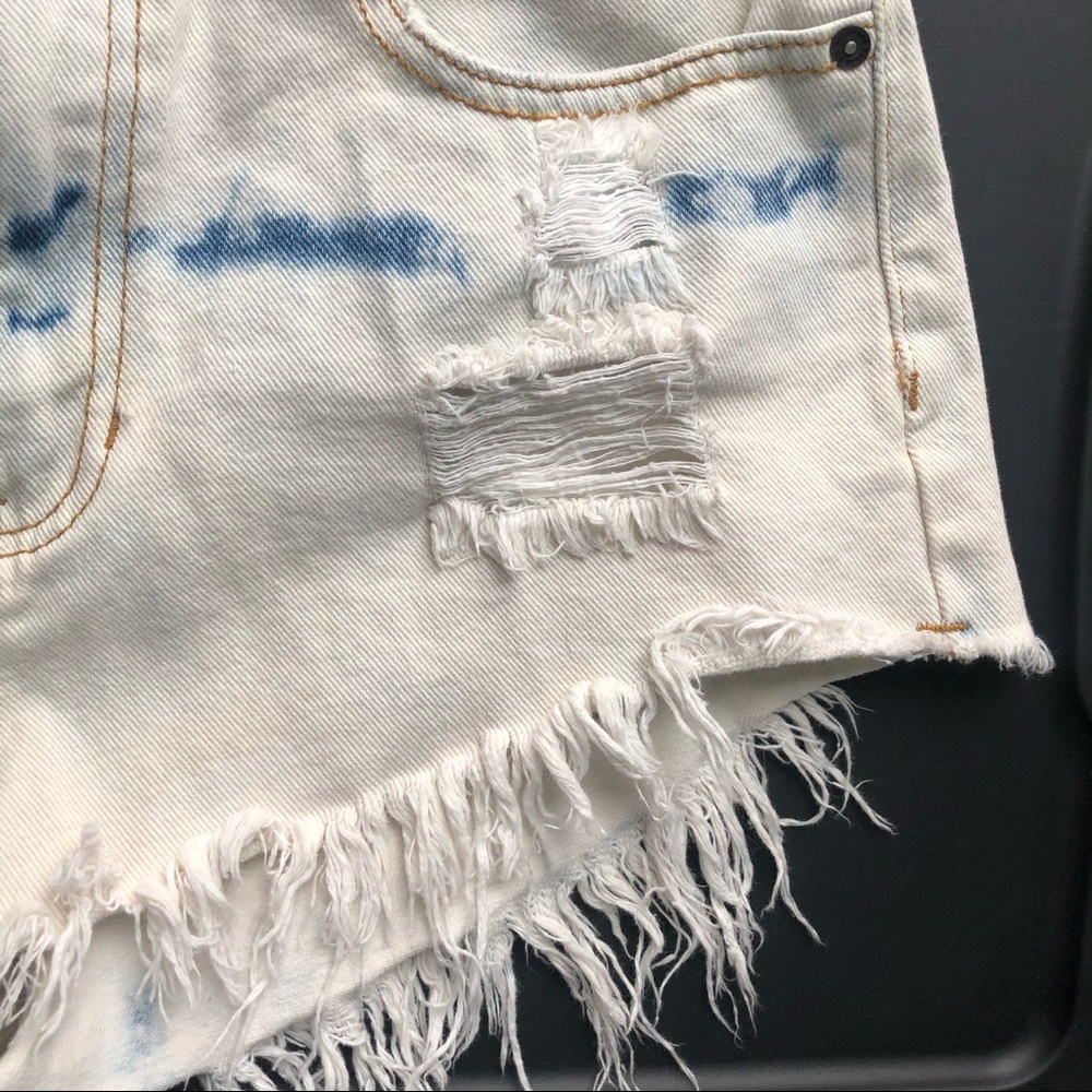 Bullhead light wash distressed high waisted shorts - Picture 4 of 6